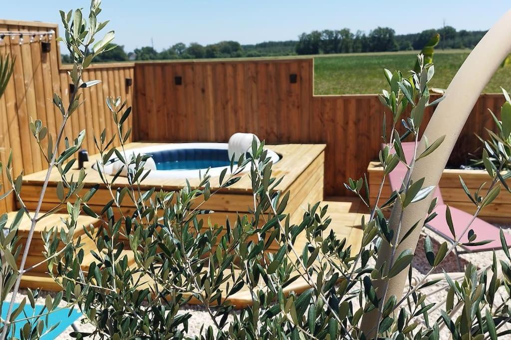 Chalet Industriel Avec Filet Et Spa Sorigny Exterior foto