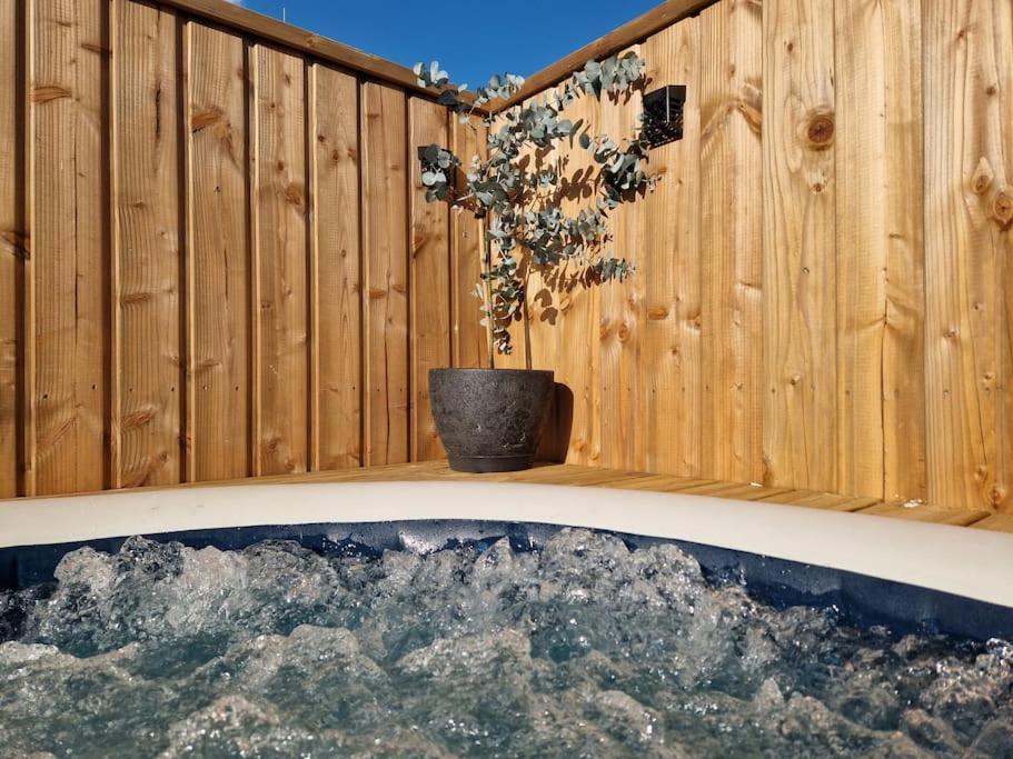 Chalet Industriel Avec Filet Et Spa Sorigny Exterior foto