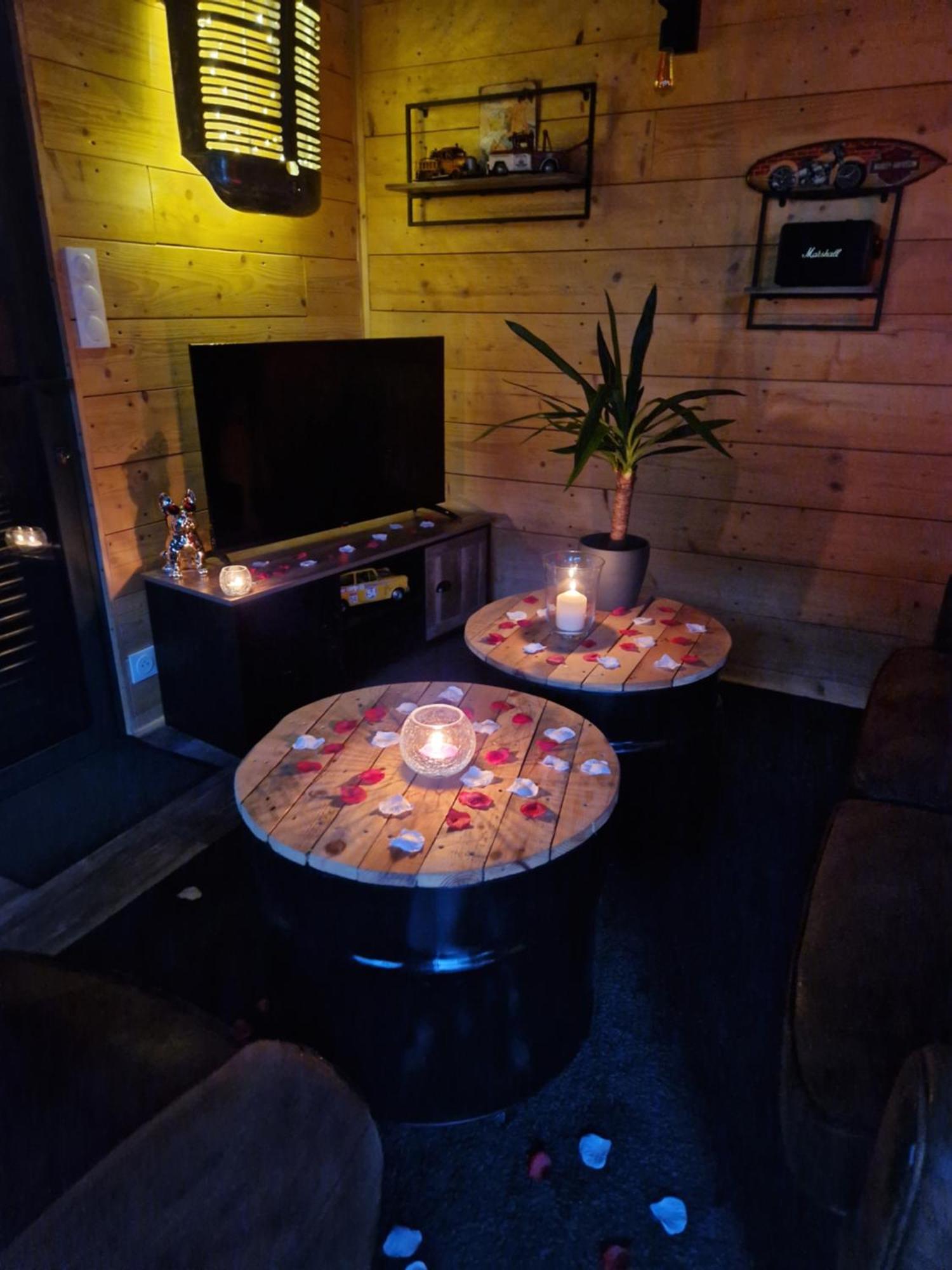 Chalet Industriel Avec Filet Et Spa Sorigny Exterior foto