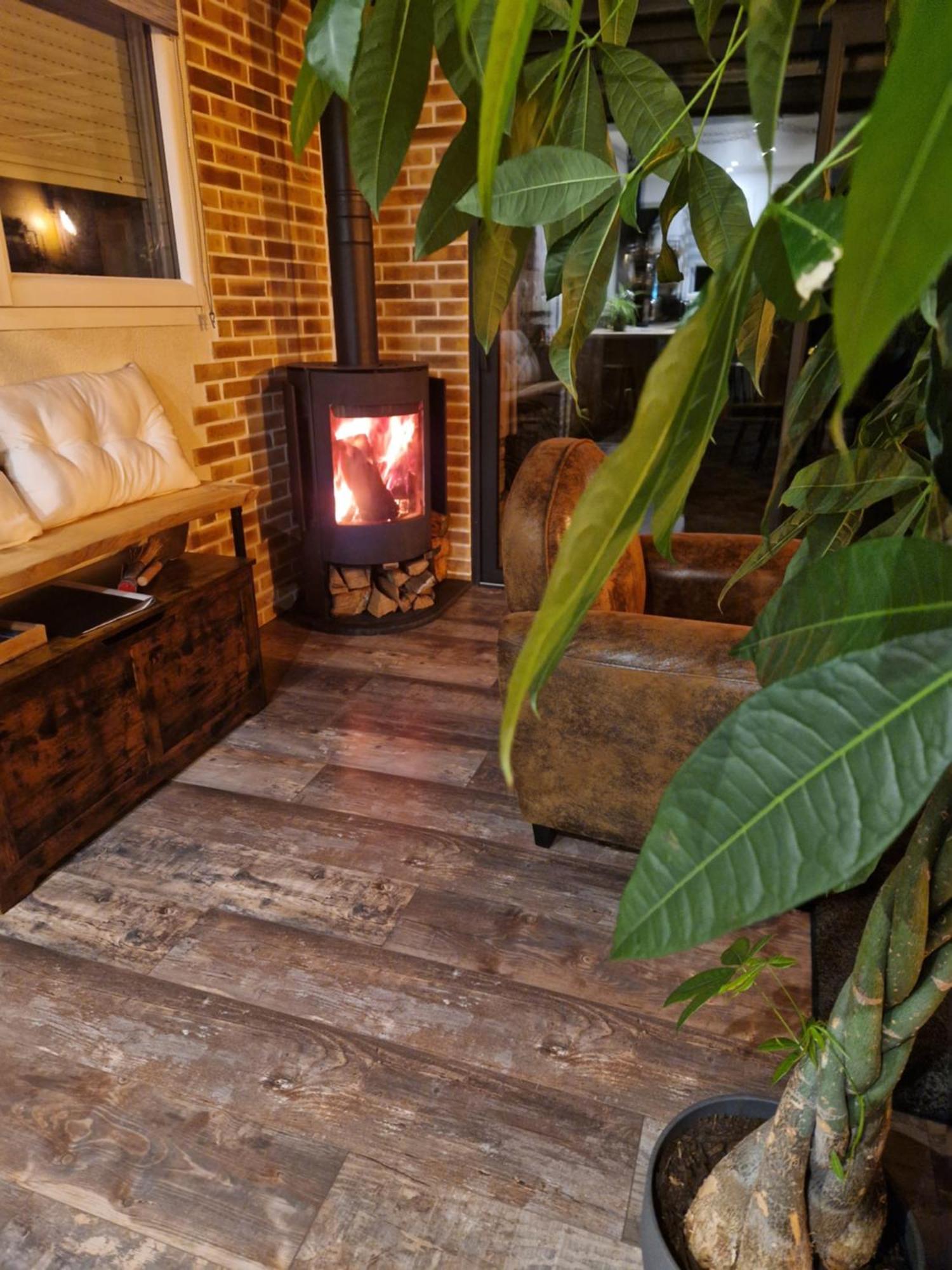 Chalet Industriel Avec Filet Et Spa Sorigny Exterior foto